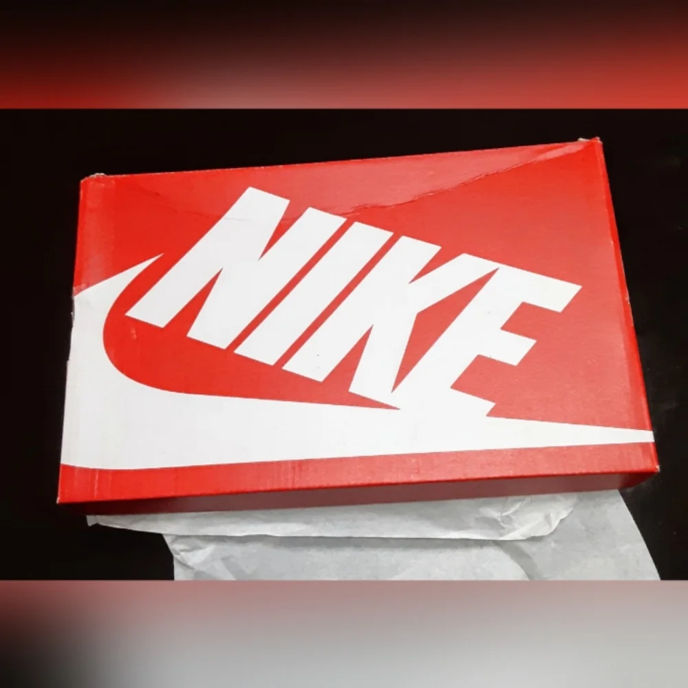Nike - Picture 2 of 10